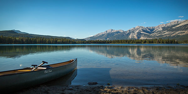 Canoe on the shore of Lake Edith in Jasper National Park