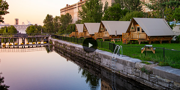 Unités d’hébergement oTENTik disponibles au lieu historique national du Canal-de-Lachine, Montréal.