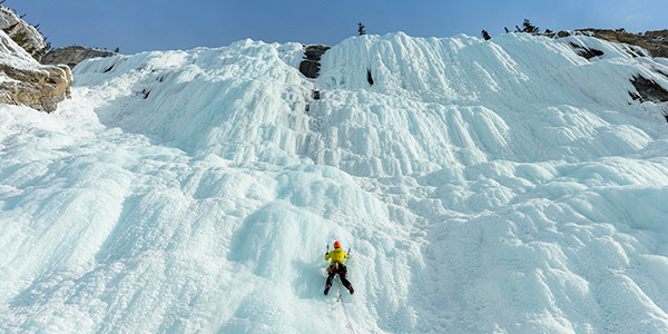 Un glaciériste sur une chute gelée