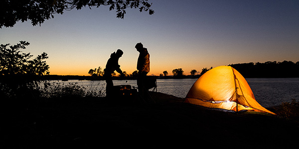 Deux pagayeurs profitent de leur campement au bord de l’eau dans au parc national des Mille-Îles