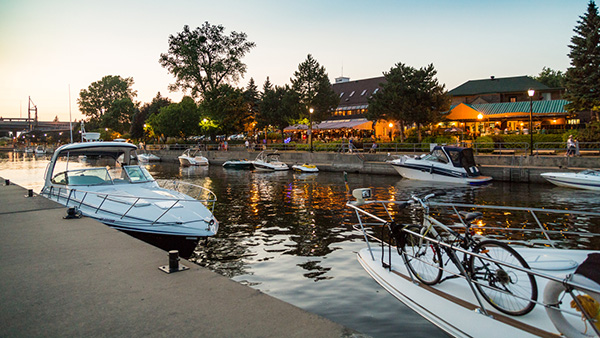 Des bateaux amarrés en soirée au quai des écluses du canal de Sainte-Anne-de-Bellevue.