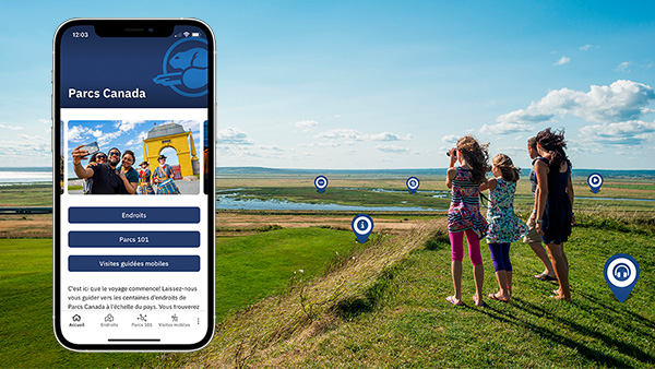 Une image de l’application Parcs Canada sur un téléphone superposée à une photo de deux enfants qui admirent le paysage au lieu historique national du Fort-Beauséjour—Fort-Cumberland au Nouveau-Brunswick.