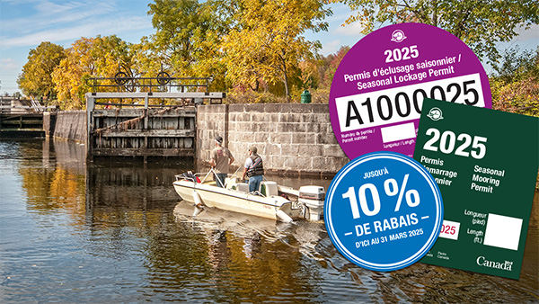Un bateau sur le canal Rideau avec superposition des permis saisonniers d’éclusage et d’amarrage 2025.